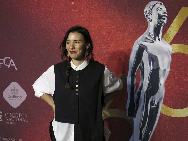 La cineasta Lila Avilés, de la película Tótem, posa al llegar al almuerzo de nominados de la 66a edición de los premios Ariel de la Academia Mexicana de Artes y Ciencias Cinematográficas en la Ciudad de México el 21 de agosto de 2024. (Foto AP/Berenice Bautista)