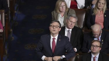 El representante republicano Mike Johnson vota por sí mismo para la `presidencia de la Cámara de Representantes en el Capitolio, Washington, miércoles 25 de octubre de 2023. Los republicanos eligieron a Mike Johnson, un dirigente profundamente conservador pero poco conocido, presidente de la Cámara de Representantes el miércoles, poniendo fin momentáneamente al caos en su bloque mayoritario.. (AP Foto/J. Scott Applewhite)