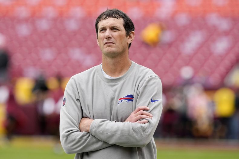 ARCHIVO - Foto del 24 de septiembre del 2023, el coordinador ofensivo de los Bills de Búfalo Ken Dorsey en el campo antes del juego ante los Commanders de Washington. El mates 14 de noviembre del 2023 Bills despiden a Dorsey. (AP Foto/Andrew Harnik, Archivo)