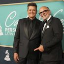 Carlos Vives, Persona del Año de la Academia Latina de la Grabación, posa con el director ejecutivo de la academia Manuel Abud, el miércoles 13 de noviembre de 2024, en Miami Beach, Florida. (Foto AP/Lynne Sladky)