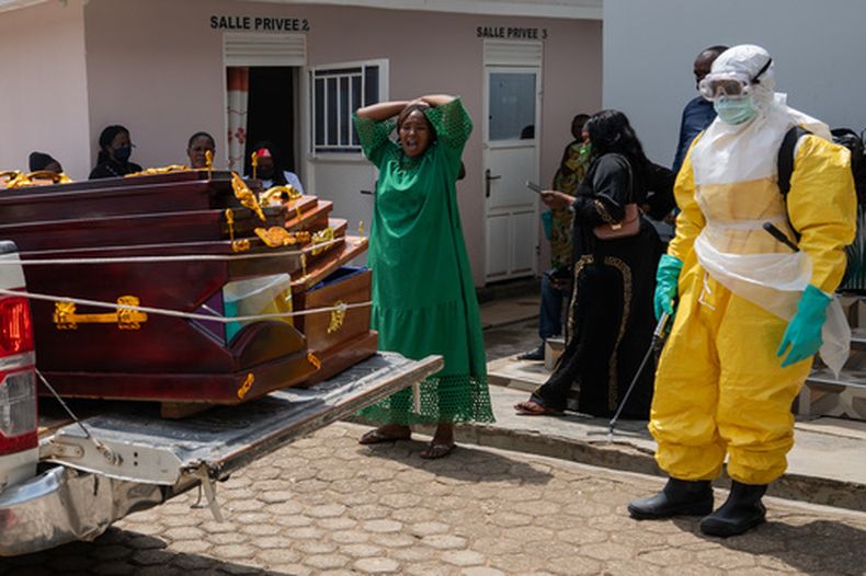 Una mujer llora a una víctima del ébola mientras el ataúd es trasladado para su entierro en el Hospital Sofepadi, el sábado 23 de mayo de 2026, en Bunia, República Democrática del Congo. (AP Foto/Moses Sawasawa)