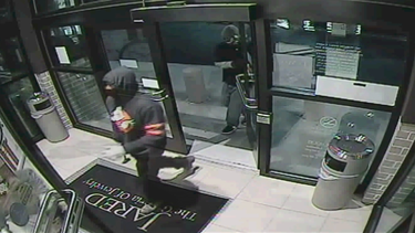 policia de aventura revelo el video de vigilancia del asalto a una joyeria de alta gama