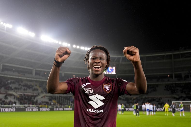 Alieu Njie del Torino celebra el triunfo al final del encuentro ante el Como en la Serie A el viernes 25 de octubre del 2024. (Fabio Ferrari/LaPresse via AP)