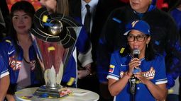 La presidenta interina de Venezuela, Delcy Rodríguez, a la derecha, a un costado del trofeo del Clásico Mundial de Béisbol un día después de que el equipo de Venezuela derrotó en la final a Estados Unidos, el miércoles 18 de marzo de 2026, en el Palacio Presidencial de Miraflores, en Caracas. (AP Foto/Ariana Cubillos) La presidenta interina de Venezuela, Delcy Rodríguez, a la derecha, a un costado del trofeo del Clásico Mundial de Béisbol un día después de que el equipo de Venezuela derrotó en la final a Estados Unidos, el miércoles 18 de marzo de 2026, en el Palacio Presidencial de Miraflores, en Caracas. (AP Foto/Ariana Cubillos)