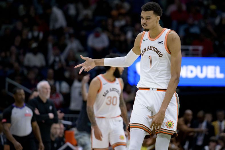 Victor Wembanyama, pívot francés de los Spurs de San Antonio, festeja un triple en el encuentro del viernes 5 de abril de 2024, ante los Pelicans de Nueva Orleáns AP Foto/Matthew Hinton)