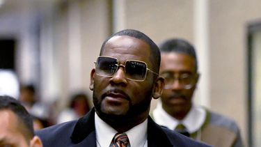 ARCHIVO - R. Kelly sale del Centro Daley tras una audiencia en su caso de manutención infantil el 8 de mayo de 2019 en Chicago. El viernes 26 de abril de 2024, un tribunal federal de apelaciones confirmó la condena por delito sexual del cantante de R&B R. Kelly y su condena de 20 años en su caso en Chicago. (Foto AP/Matt Marton, archivo)