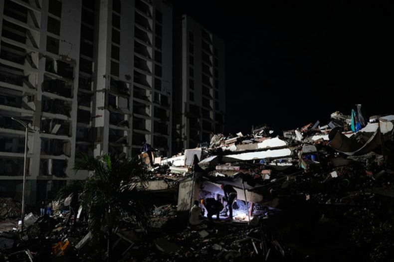 Grupos de rescatistas buscan entre los escombros de un edificio que se derrumbó en los terremotos ocurridos en La Guaira, Venezuela, el martes 30 de junio de 2026. (AP Foto/Ariana Cubillos)