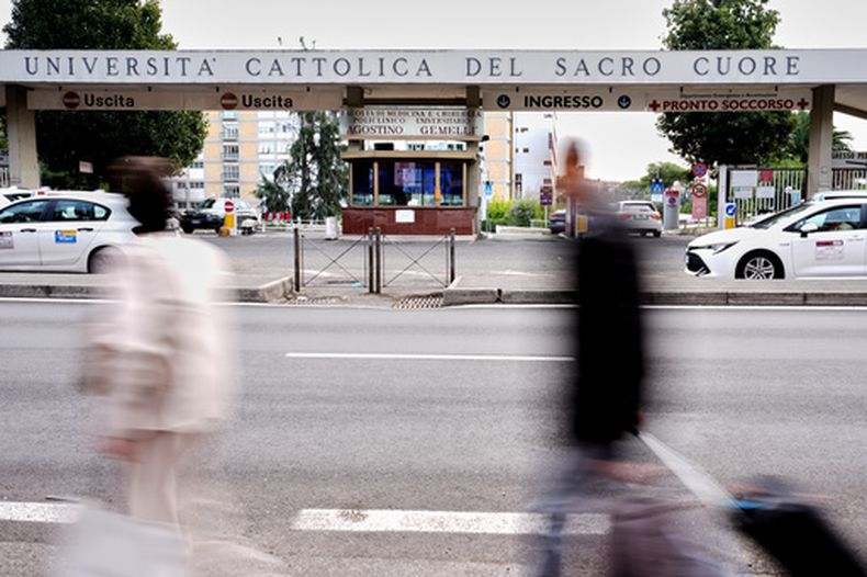 El Hospital Policlínico Agostino Gemelli, donde será operado el papa, en Roma, el 12 de octubre del 2026. (AP foto/Andrew Medichini)