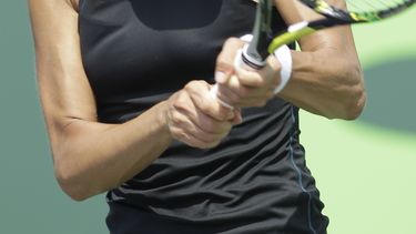 americateve | La jugadora serbia Ana Ivanovic realiza una devoluci&oacute;n de rev&eacute;s a dos manos contra la italiana Flavia Pennetta en el Masters de Miami, el s&aacute;bado 22 de marzo de 2014, en Key Biscayne, Florida. (Foto AP/Luis M. &Aacute;lvarez)