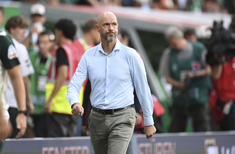 El técnico del Bayer Lekverusen Erik ten Hag hace un gesto en el encuentro ante el Werder Bremen en la Bundesliga el sábado 30 de agosto del 2025. (Carmen Jaspersen/dpa via AP)