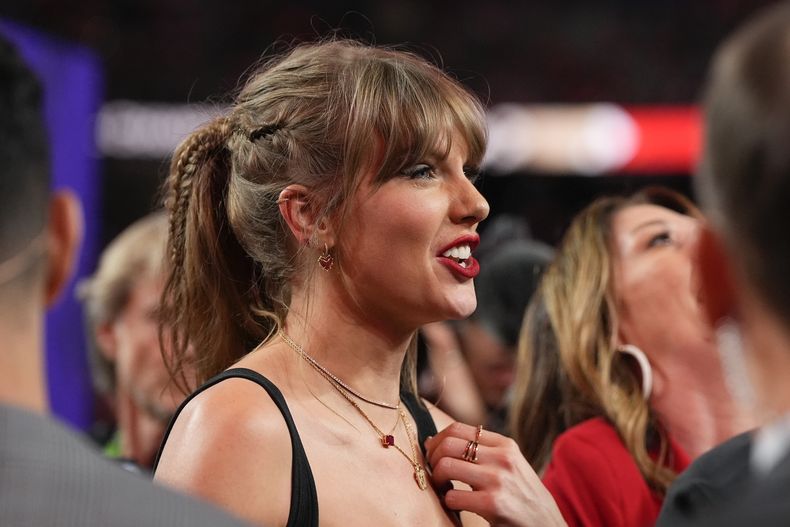 Taylor Swift ve la celebración en el campo tras el Super Bowl 58 de la NFL entre los Chiefs de Kansas City y los 49ers de San Francisco, el domingo 11 de febrero de 2024, en Las Vegas. Los Chiefs ganaron 25-22 contra los 49ers. (Foto AP/Julio Cortez)