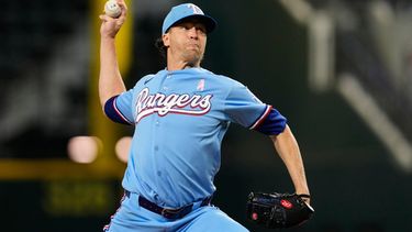 Jacob Degrom, lanzador de los Rangers de Texas, trabaja en la primera entrada del juego de béisbol de Grandes Ligas contra los Cachorros de Chicago, el domingo 10 de mayo de 2026, en Arlington, Texas. (AP Foto/Tony Gutierrez)