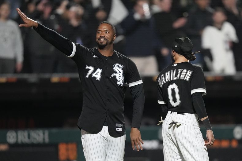 El dominicano Eloy Jiménez y Billy Hamilton, de los Medias Blancas de Chicago, festejan el triunfo sobre los Mellizos de Minnesota, el miércoles 3 de mayo de 2023 (AP Foto/Charles Rex Arbogast)