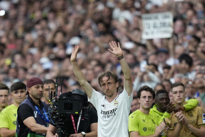 Luka Modric, del Real Madrid, saluda al cuervo durante un partido de fútbol de La Liga española contra la Real Sociedad en el estadio Santiago Bernabéu en Madrid, el sábado 24 de mayo de 2025. (AP Foto/Cesar Cebolla)