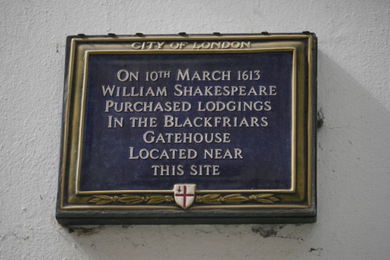En la imagen, tomada en Londres el miércoles 15 de abril de 2026, se ve una placa erigida por la ciudad de Londres para conmemorar el lugar donde vivió William Shakespeare. En dicha imagen, Shakespeare compró una vivienda en Blackfriars Gatehouse, que se encontraba muy cerca. (Foto AP/Alastair Grant)