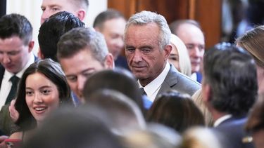 ARCHIVO - El secretario de Salud y Servicios Humanos, Robert F. Kennedy Jr., llega a la Sala Este de la Casa Blanca antes de que hablen el primer ministro irlandés Micheál Martin y el presidente Donald Trump, el 12 de marzo de 2025, en Washington. (AP Foto/Alex Brandon, archivo)
