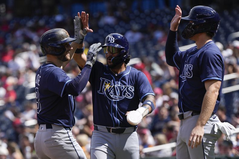 El bateador designado de los Rays de Tampa Bay Brandon Lowe celebra con Everton Pereira y Carson Williams su grand slam ante los Nacionales de Washington el domingo 31 de agosto del 2025. (AP Foto/Jess Rapfogel)