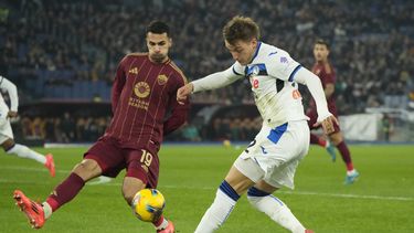 Zeki Celik (izquierda) de la Roma y Mateo Retegui de Atalanta pugnan por el balón en el partido de la Serie A, el lunes 2 de octubre de 2024, en Roma. (AP Foto/Gregorio Borgia)
