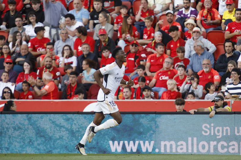 Aurelien Tchouameni del Real Madrid celebra tras anotar el primer gol de su equipo en el encuentro ante el Mallorca en la liga española el sábado 13 de abril del 2024. (AP Foto/Francisco Ubilla)