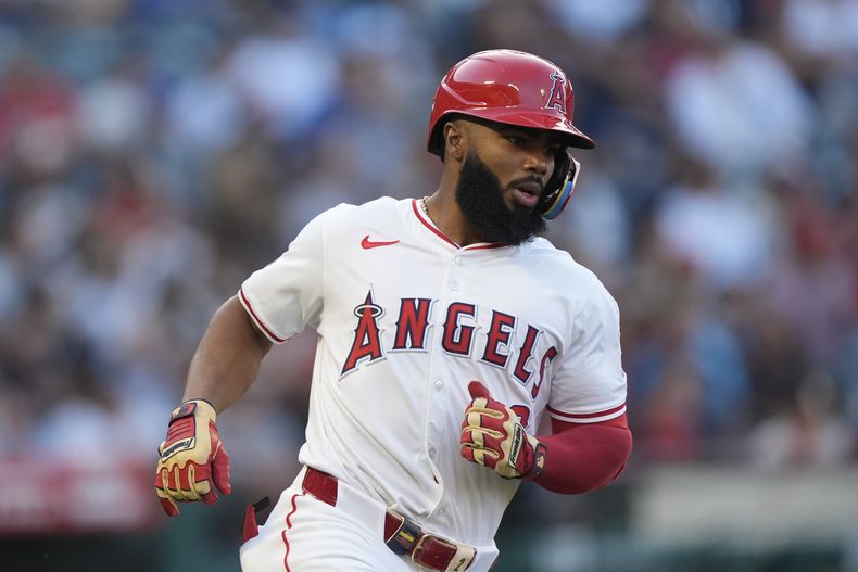 El venezolano Luis Rengifo, de los Angelinos de Los Ángeles, corre tras conectar un sencillo en el juego del martes 28 de mayo de 2024, ante los Yankees de Nueva York (AP Foto/Ryan Sun)