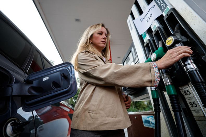 ARCHIVO - Una clienta llena su vehículo en una gasolinera en Lille, Francia, el jueves 17 de septiembre de 2026. (AP Foto/Jean-Francois Badias, Archivo)