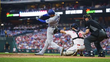Freeman y Urías dan triunfo a Dodgers ante Filis