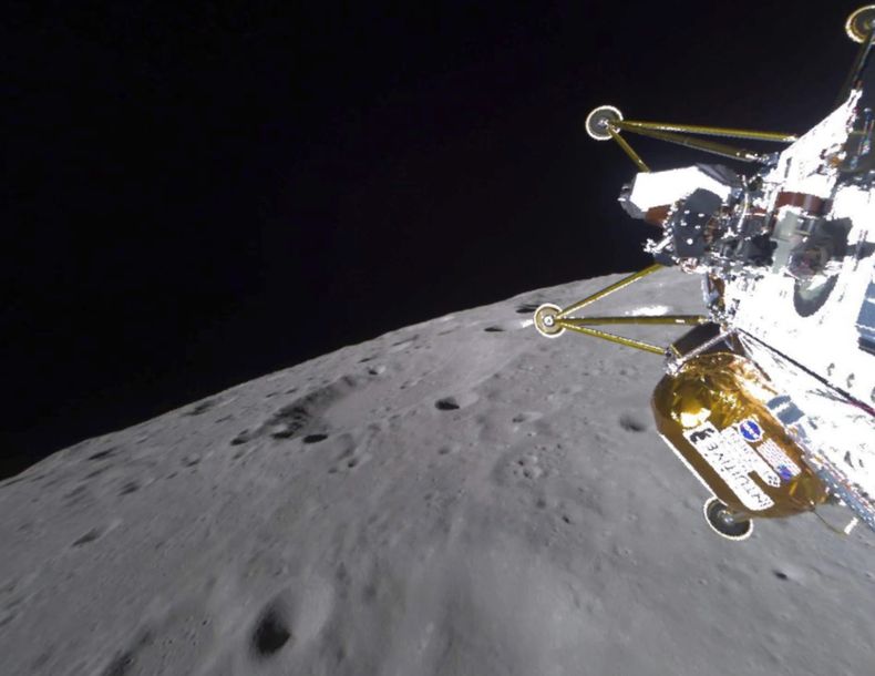 Esta fotografía proporcionada por la NASA muestra el módulo lunar Athena de Intuitive Machines acercándose a la superficie de la Luna, el jueves 6 de marzo de 2025. (NASA vía AP)