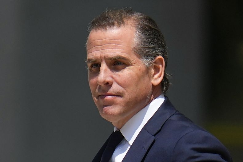 Hunter Biden, hijo del presidente Joe Biden, sale de un tribunal luego de una comparecencia, el 26 de julio de 2023, en Wilmington, Delaware. (AP Foto/Julio Cortez, Archivo)