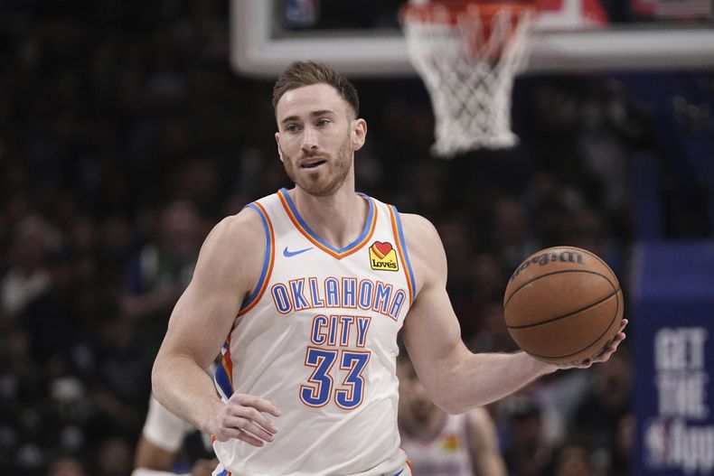 ARCHIVO - Gordon Hayward, del Thunder de Oklahoma City, conduce el balón en el tercer partido de la serie de playoffs ante los Mavericks de Dallas, el 11 de mayo de 2024 (AP Foto/Tony Gutiérrez)