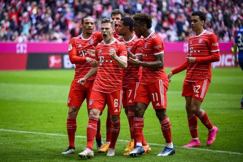 Joshua Kimmich celebra con sus compañeros del Bayern Munich tras anotar el segundo gol de su equipo en el encuentro ante el Schalke en la Bundesliga el sábado 13 de mayo del 2023. (Tom Weller/dpa via AP)
