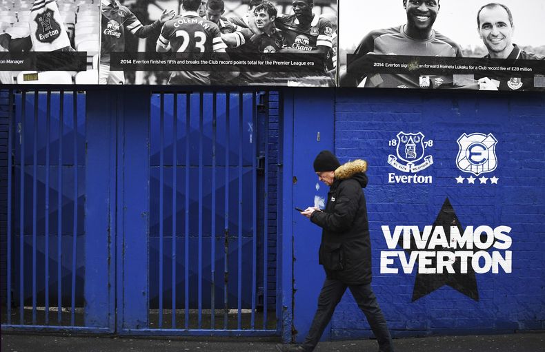 Un individuo camina frente al estadio Goodison Park. El partido entre Everton y Liverpool fue pospuesto por la tormenta Darragh, el sábado 7 de diciembre de 2024, en Liverpool. (AP Foto/Rui Vieira)