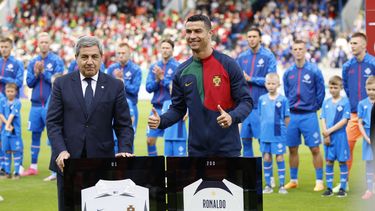 El astro portugués Cristiano Ronaldo es homenajeado previo al partido contra Islandia por las eliminatorias de la Eurocopa, el martes 20 de junio de 2023, en Reykjavík. (AP Foto/Brynjar Gunnarsson)