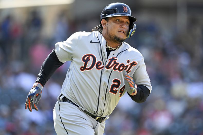 Miguel Cabrera de los Tigres de Detroit tras batear un sencillo ante los Guardianes de Cleveland, el domingo 20 de agosto de 2023. (AP Foto/Nick Cammett)