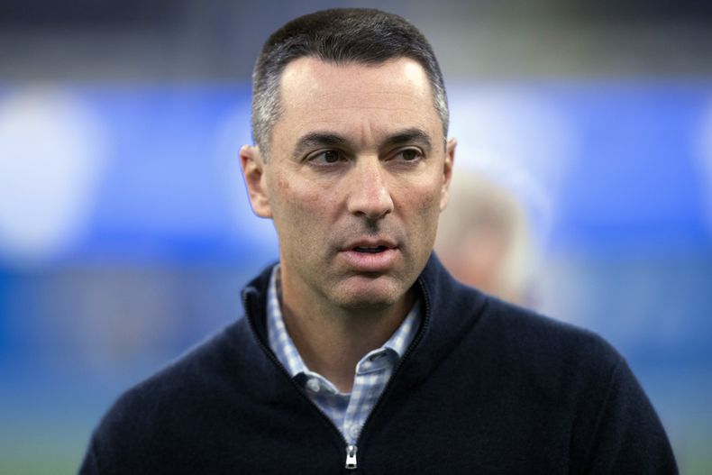 ARCHIVO - Tom Telesco, gerente general de los Chargers de Los Ángeles, entra en el terreno antes del partido ante los Chiefs de Kansas City, el 16 de diciembre de 2021 (AP Foto/Kyusung Gong, archivo)