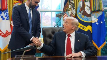 El presidente Donald Trump estrecha la mano del alcalde electo de la ciudad de Nueva York, Zohran Mamdani, en el Despacho Oval de la Casa Blanca, viernes 21 de noviembre de 2025, en Washington. (Foto AP/Evan Vucci)