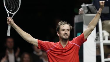 Medvedev remonta ante Sinner en Rotterdam para 16to título