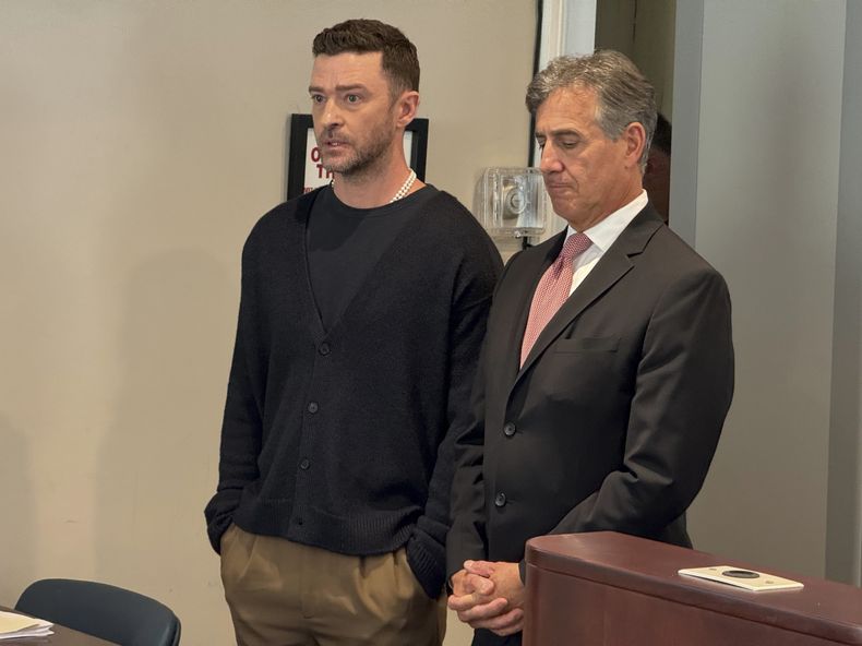 Justin Timberlake, izquierda, comparece ante el tribunal con su abogado Edward Burke, el viernes 13 de septiembre de 2024, en Sag Harbor, Nueva York. (T E McMorrow/Pool Photo vía AP )