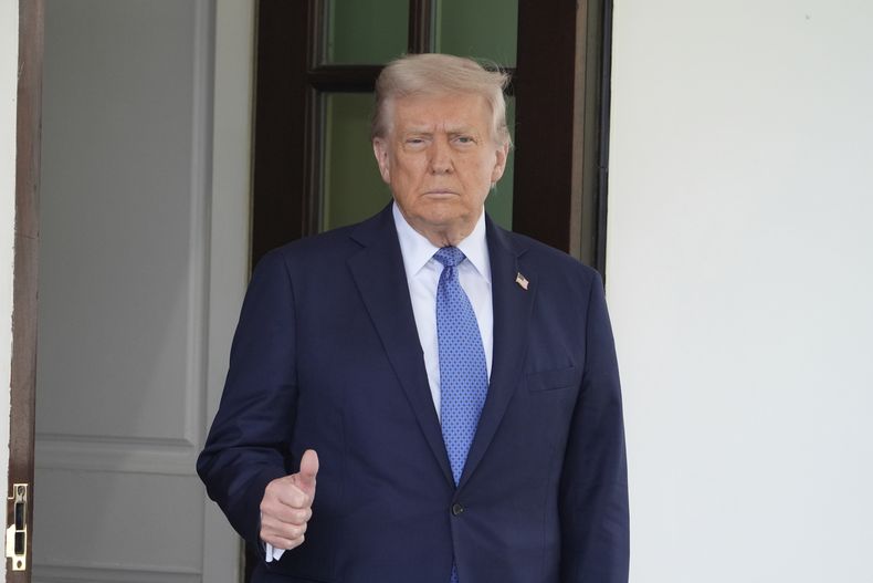 El presidente estadounidense Donald Trump en la Casa Blanca en Washington, antes de recibir al primer ministro de Noruega Jonas Gahr Store, el 24 de abril del 2025. (AP foto/Alex Brandon)