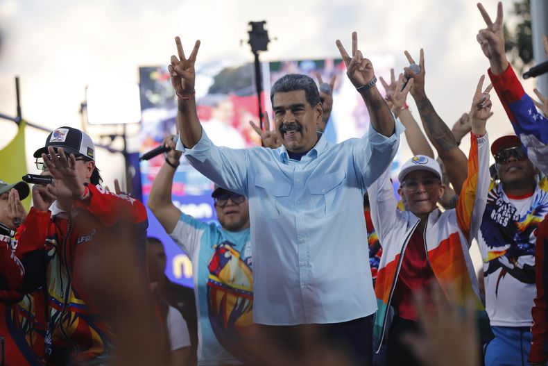 ARCHIVO - El presidente venezolano Nicolás Maduro hace señales de victoria con las manos a sus seguidores durante una manifestación a favor del gobierno en Caracas, Venezuela, el 17 de agosto de 2024. (AP Foto/Cristian Hernández, Archivo)