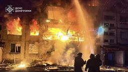 En esta imagen proporcionada por el Servicio Ucraniano de Emergencias, bomberos apagan el incendio tras un ataque de cohete ruso en Dobropillya, en la región de Donetsk, Ucrania, el sábado 8 de marzo de 2025. (Servicio Ucraniano de Emergencias via AP)