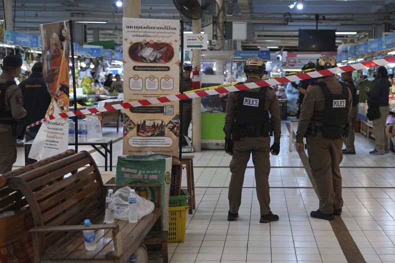 Policías de una unidad de operaciones especiales en la escena de un crimen en un mercado de Bangkok, Tailandia, el lunes 28 de julio de 2025, donde, según la policía, seis personas murieron tras un tiroteo. (AP Foto/Nava Sangthong)