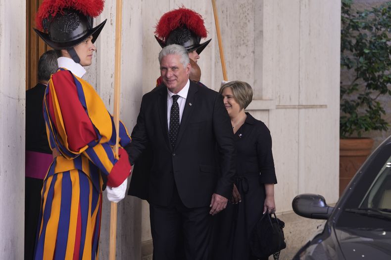 El presidente de Cuba, Miguel Díaz-Canel (centro), y su esposa, Lis Cuesta, tras reunirse con el papa Francisco en el Vaticano, el 20 de junio de 2023. (AP Foto/Domenico Stinellis)