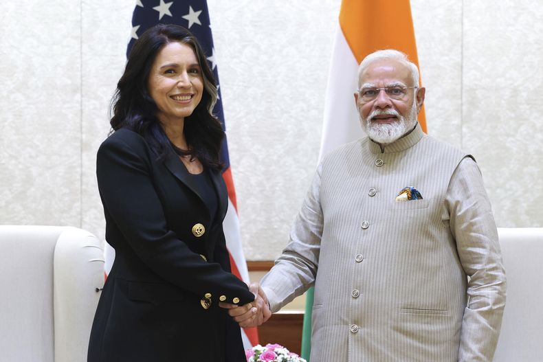 La directora de inteligencia nacional de EEUU, Tulsi Gabbard, a la izquierda, estrecha la mano del primer ministro, Narendra Modi durante una reunión en Nueva Delhi, India, el lunes 17 de marzo de 2025. (Oficina de Información del Gobierno de India via AP)