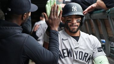 José Caballero, de los Yankees de Nueva York, es recibido en la cueva tras conectar un jonrón de dos carreras contra los Cachorros de Chicago durante la tercera entrada de un partido de béisbol el domingo 2 de agosto de 2026, en Chicago. (Foto AP/David Banks)