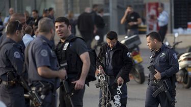 americateve | Carceleros israel&iacute;es a la entrada de la Prisi&oacute;n Sharon Prison cerca de Raanana, en el centro de Israel, el domingo 23 de febrero del 2014. (Foto AP/Ariel Schalit)