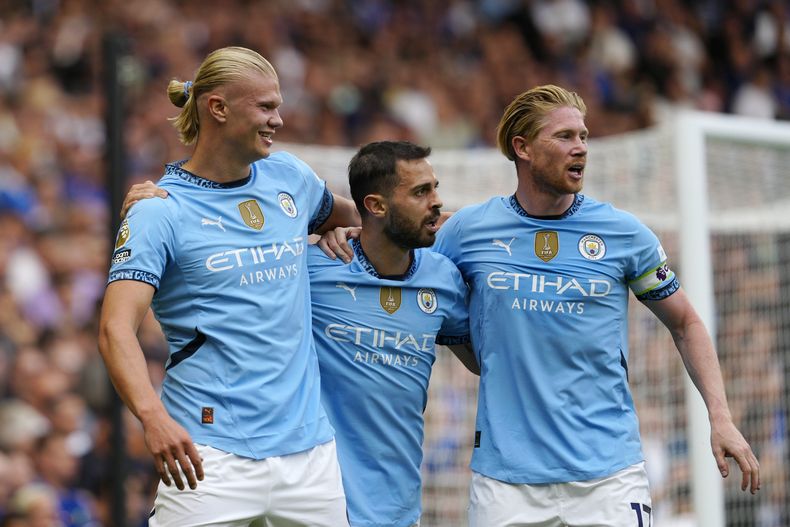 Erling Haaland del Manchester City celebra con sus compañeros tras abrir el marcador en el encuentro de la Liga Premier ante el Chelsea el domingo 18 de agosto del 2024. (AP Foto/Dave Shopland)