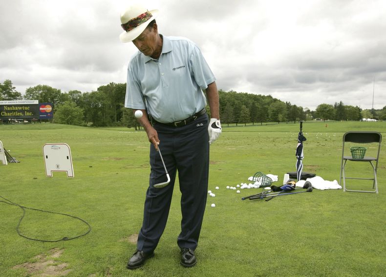 ARCHIVO - Foto del viernes 9 de junio del 2006, el golfista puertorriqueño Juan Chi Chi Rodríguez juega con una pelota durante una clínica en el Country Club Nashawtuc. (AP Foto/Steven Senne, Archivo)