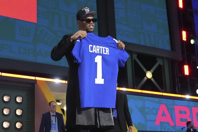 El defensive end de Penn State Abdul Carter tras ser tomado por los Giants de Nueva York con la tercera selección de la primera ronda del draft de la NFL, el jueves 24 de abril de 2025, en Green Bay, Wisconsin. (AP Foto/Jeff Roberson)