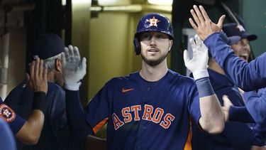 Kyle Tucker, de los Astros de Houston, festeja en la cueva luego de batear un jonrón solitario en el séptimo episodio del duelo ante los Atléticos de Oakland, el viernes 21 de julio de 2023 (AP Foto/Godofredo A. Vásquez)