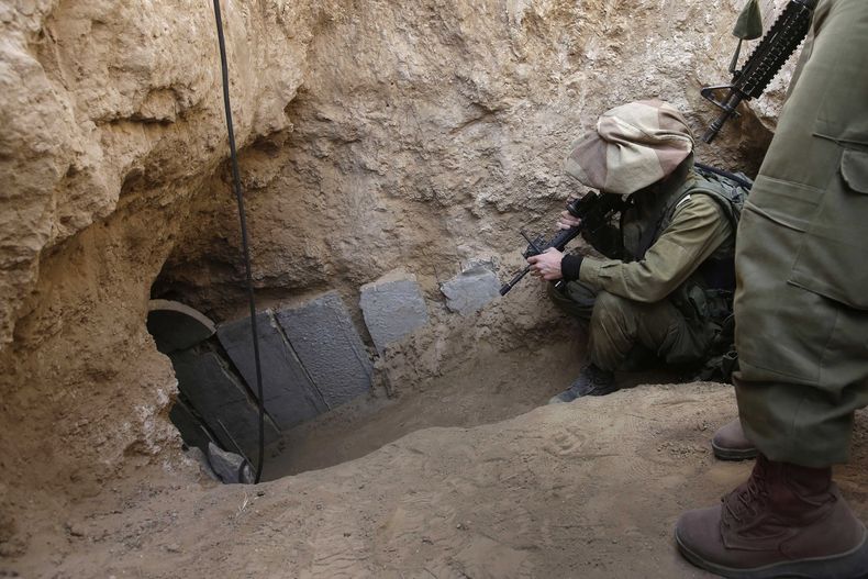 En esta foto del 13 de octubre del 2013, soldados israel&iacute;es entran en un t&uacute;nel descubierto cerca de la frontera con Gaza. Los militares israel&iacute;es hallaron y destruyeron un segundo t&uacute;nel construido desde la Franja de Gaza, contr